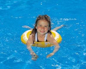 Плавание позволяет детям лучше видеть